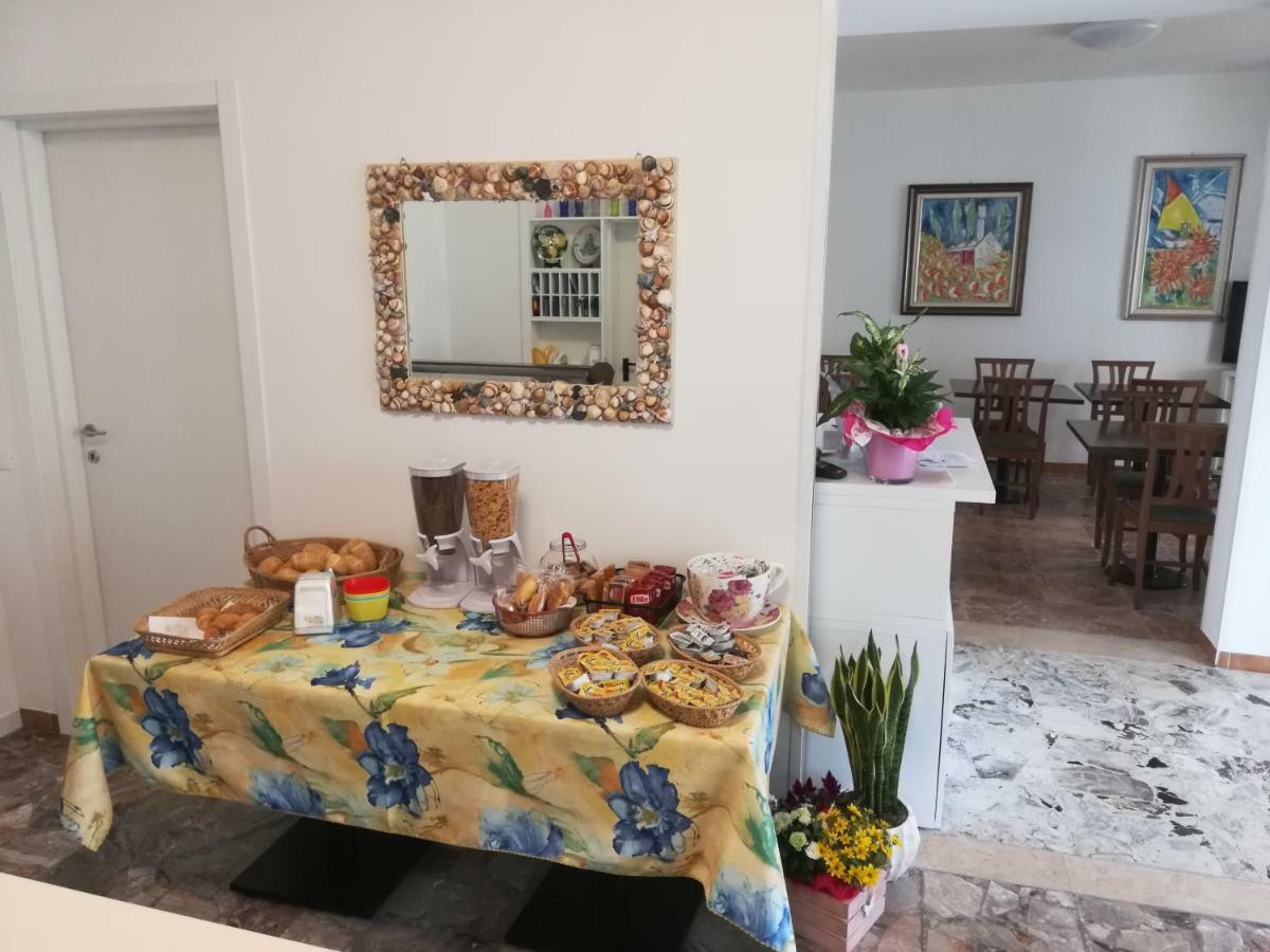 Albergo Elena Garni Caorle Exterior photo