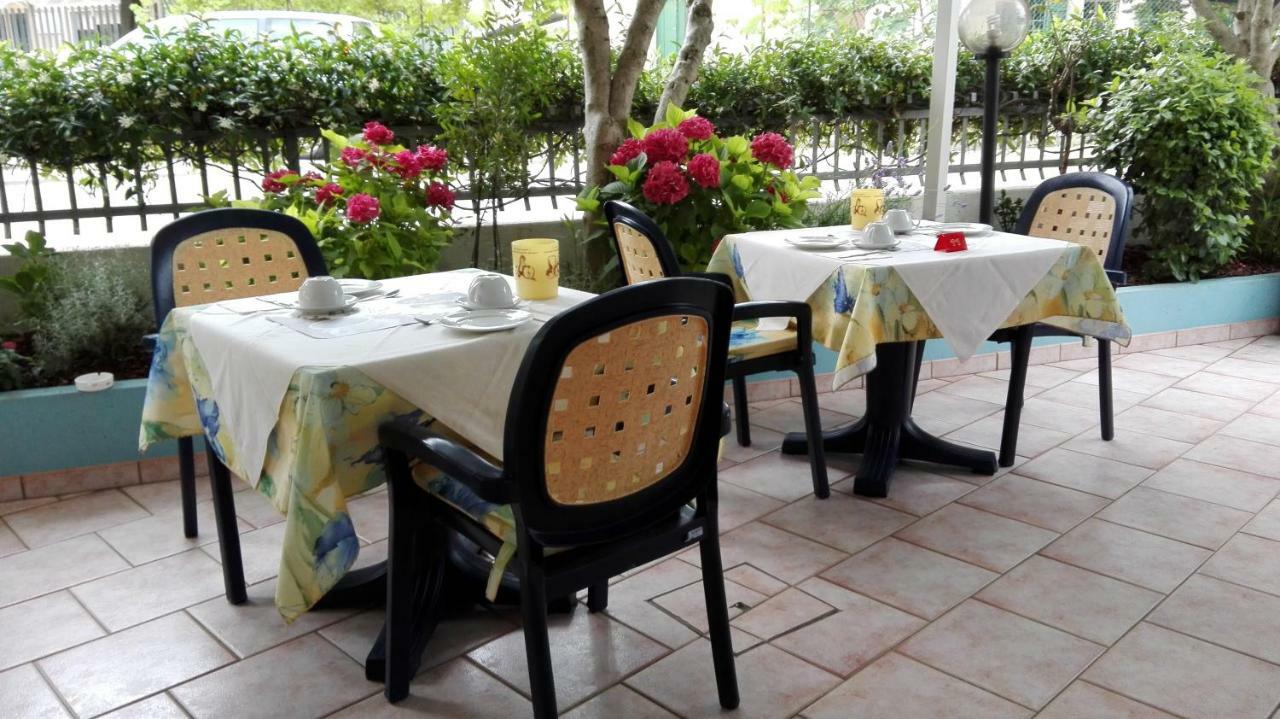 Albergo Elena Garni Caorle Exterior photo